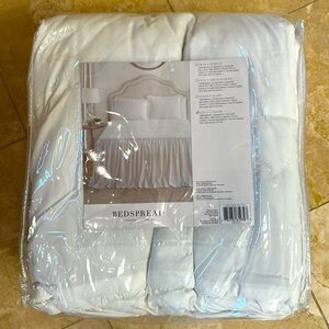Brand new and original packaging king size bedspread, white
